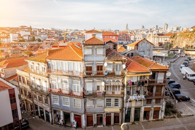 Vista del paesaggio urbano con splendidi edifici antichi durante la luce del tramonto nella città di Porto, Portogallo