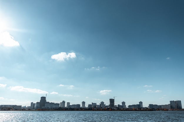 Vista del paesaggio urbano dal fiume