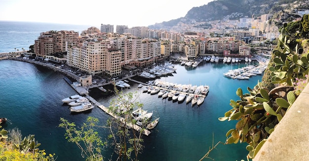 Vista del paesaggio urbano dal mare contro il cielo