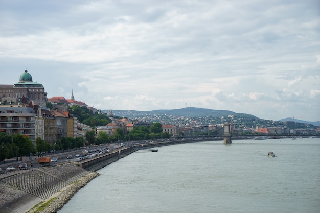 Vista del paesaggio urbano del fiume Danubio con un bel cielo a Budapest.