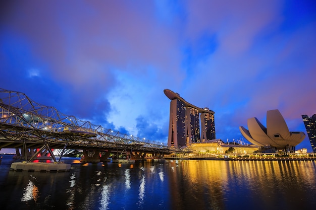 vista del paesaggio urbano della città di Singapore sy night