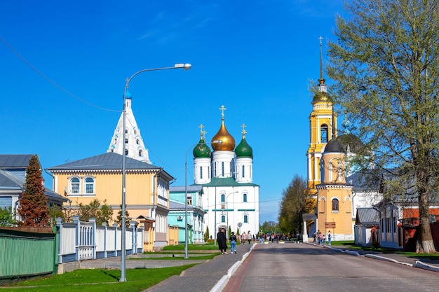 Vista del paesaggio urbano delle chiese e di altre architetture ortodosse nel centro storico della città di Kolomna, regione di Mosca, Russia. Cattedrale dell'Assunzione, Chiesa di Tikhvin al Cremlino.