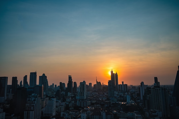 Vista del paesaggio urbano di Bangkok con un bel tramonto e la silhouette dell'edificio. Bangkok è la capitale e la città più popolosa della Thailandia.