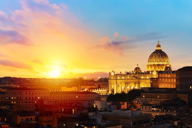 Vista del paesaggio urbano di Roma al tramonto con la Cattedrale di San Pietro in Vaticano.