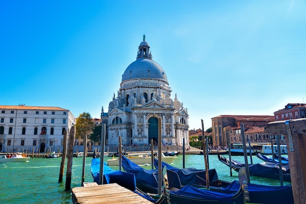 Vista del paesaggio urbano di Venezia sulla basilica di Santa Maria della Salute con le gondole sul Canal Grande