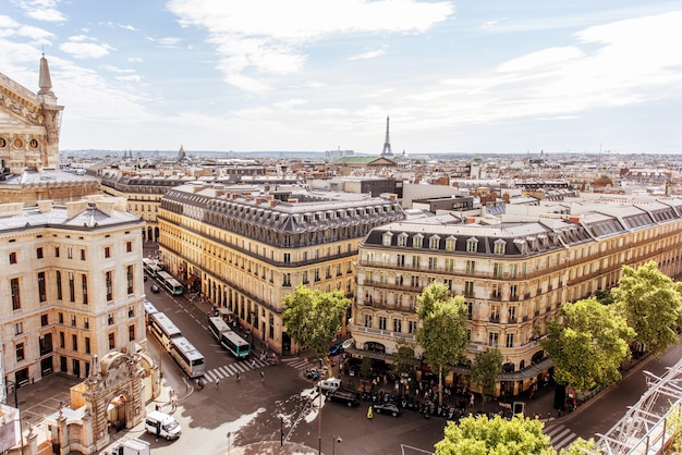 Vista del paesaggio urbano sul Teatro dell'Opera e sulla Torre Eiffel durante il tempo nuvoloso a Parigi