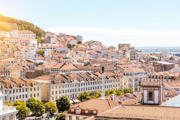 Vista del paesaggio urbano sulla città vecchia con la statua di Pedro IV nella città di Lisbona, Portogallo