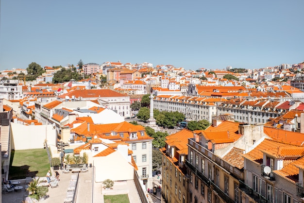 Vista del paesaggio urbano sulla città vecchia con piazza Rossio durante la giornata di sole nella città di Lisbona, Portogallo