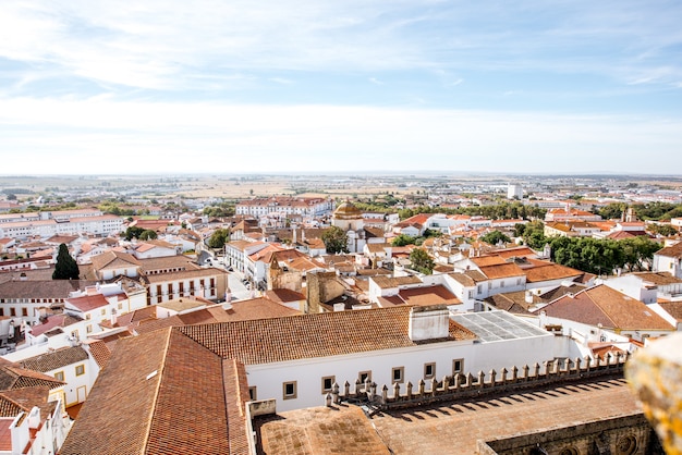 Vista del paesaggio urbano sulla città vecchia della città di Evora in Portugal