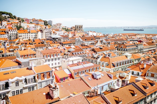 Vista del paesaggio urbano sulla città vecchia durante la giornata di sole nella città di Lisbona, Portogallo