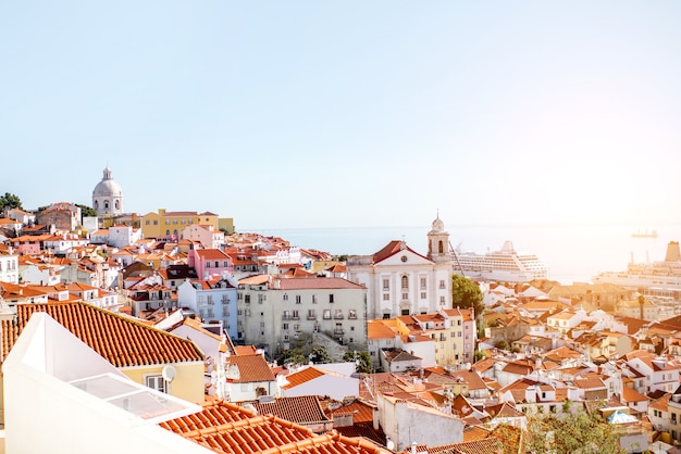 Vista del paesaggio urbano sulla città vecchia nel quartiere di Alfama durante la giornata di sole nella città di Lisbona, Portogallo