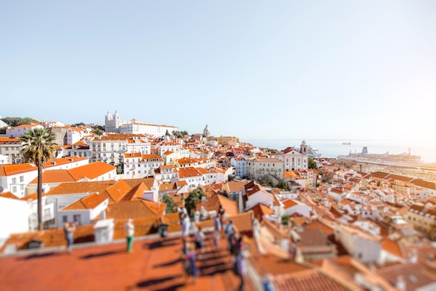 Vista del paesaggio urbano sulla città vecchia nel quartiere di Alfama durante la giornata di sole nella città di Lisbona, Portogallo