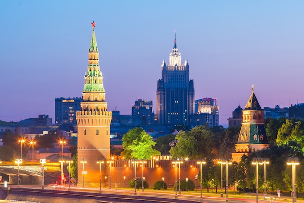 Vista del palazzo del Cremlino di Mosca in Russia al tramonto