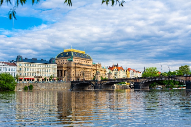 Vista del Palazzo del Teatro Nazionale di Praga dal fiume Moldava. Architettura dell'Europa.