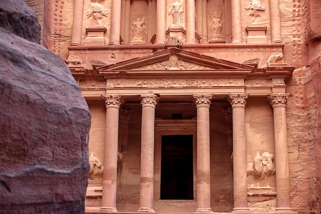 Vista del Palazzo o del Tesoro di AlKhazneh a Petra Giordania