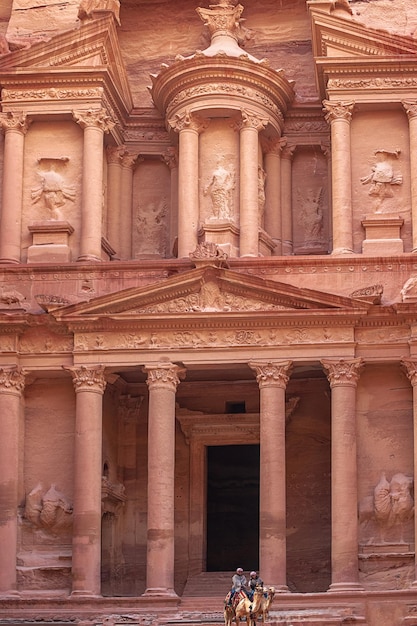 Vista del Palazzo o del Tesoro di AlKhazneh a Petra Giordania