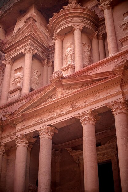 Vista del Palazzo o del Tesoro di AlKhazneh a Petra Giordania