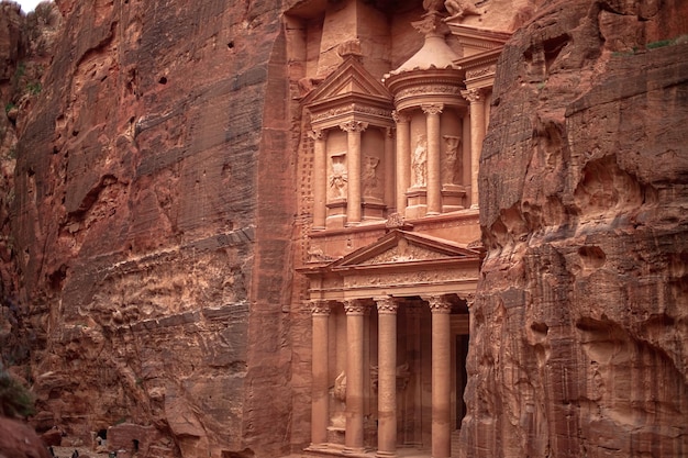 Vista del Palazzo o del Tesoro di AlKhazneh a Petra Giordania