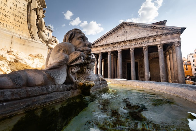 Vista del Pantheon romano e Piazza de la Rotonda (Piazza della rotonda) in Roma, lazio, Italy.