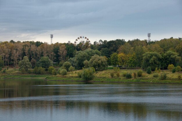 Vista del parco cittadino del lago di borisoglebskoe e della ruota panoramica in una mattina d'autunno