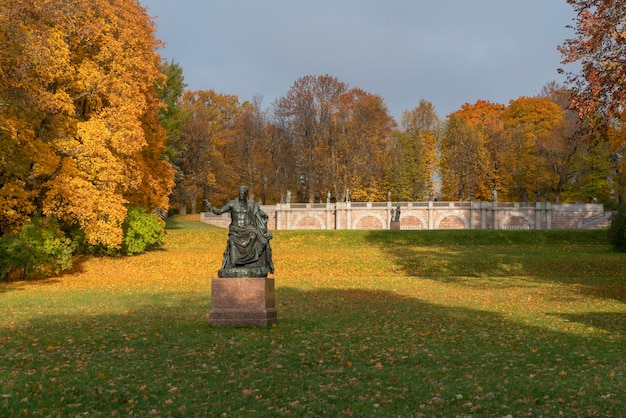 Vista del Parco di Caterina a Carskoe Selo in una soleggiata giornata autunnale Pushkin San Pietroburgo Russia