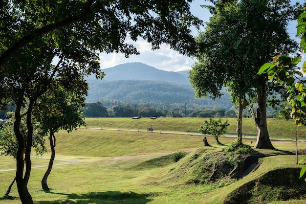 Vista del parco e della montagna ombrosi verdi nella giornata di sole al bacino idrico di Ang Kaew, Chiang Mai