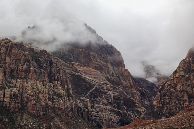 Vista del parco nazionale del canyon della roccia rossa nel giorno nebbioso a nevadaUSA