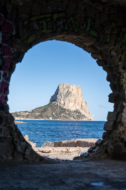 Vista del Peon de Calpe dalla finestra del cerchio di costruzione architettonica abbandonata