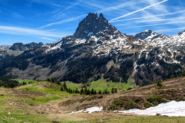 Vista del Pic du Midi Ossau in primavera, francese dei Pirenei