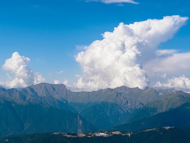 Vista del picco Bzerpi nelle montagne del Caucaso