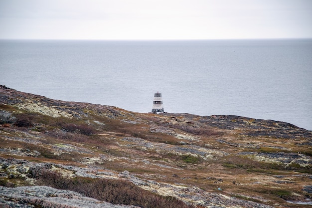 Vista del piccolo faro della penisola di Kola