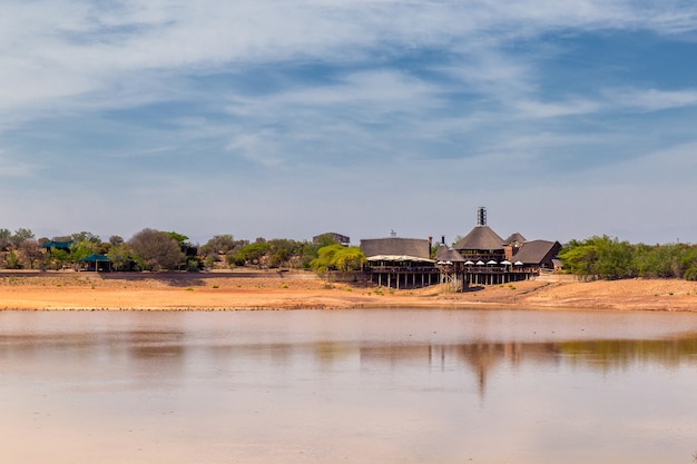 Vista del piccolo lago nella riserva di caccia in Sudafrica