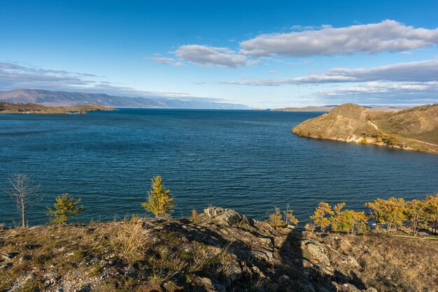 Vista del piccolo stretto di mare sul lago baikal il giorno d'autunno gioia bay