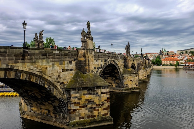 Vista del Ponte Carlo e della Torre del Ponte della Città Vecchia a Praga Repubblica Ceca