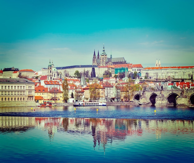 Vista del ponte Carlo sul fiume Vltava e Gradchany