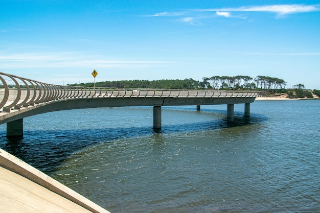 Vista del ponte circolare su un lago a Maldonado Uruguay