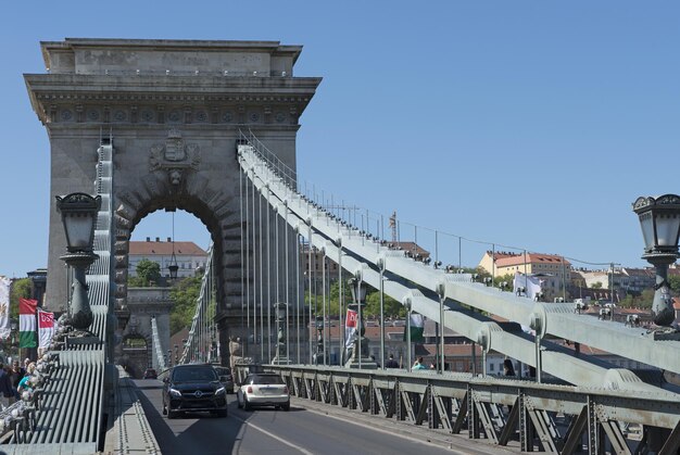 Vista del ponte contro il cielo in città