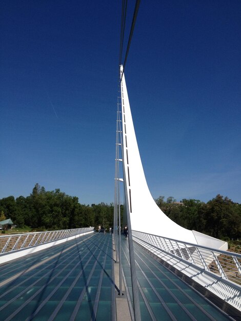 Vista del ponte contro un cielo blu limpido