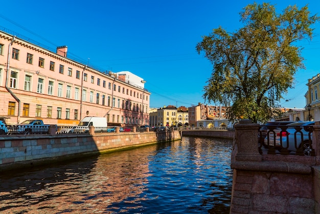 Vista del ponte della banca con i grifoni attraverso il canale Griboyedov, San Pietroburgo, Russia.