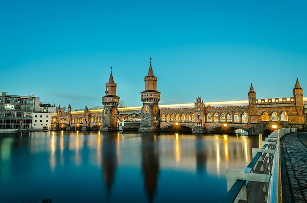 Vista del ponte della porta d'oro contro il cielo blu limpido in città