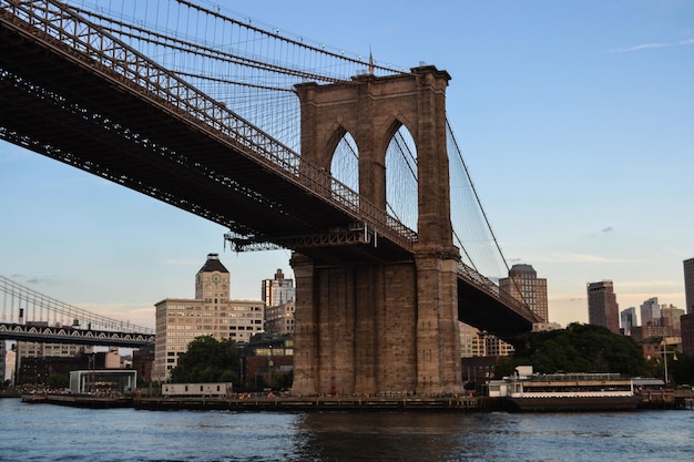 Vista del ponte di Brooklyn dal fiume, New York, Stati Uniti