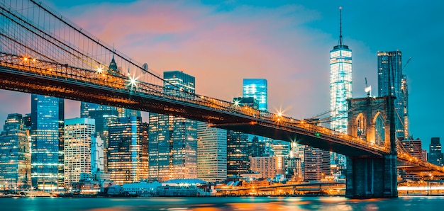 Vista del ponte di Brooklyn di notte, New York, Stati Uniti d'America