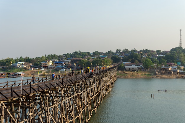 Vista del ponte di legno di lunedì a Kanchanaburi.