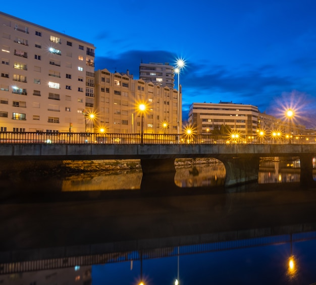 Vista del ponte e del fiume a Malaga di notte.