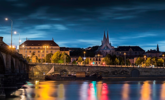 Vista del ponte illuminato sul fiume contro un cielo nuvoloso