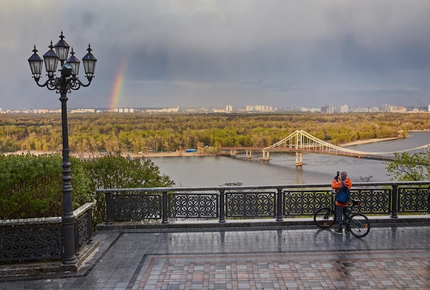 Vista del ponte pedonale Ponte e arcobaleno e il fiume Dnepr dall'alto Kyiv