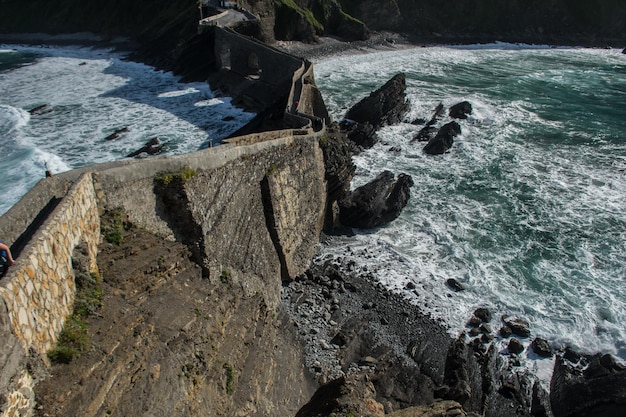 Vista del ponte per l'isola di San Juan de Gaztelugatxe da sopra il Golfo di Biscaglia in Spagna