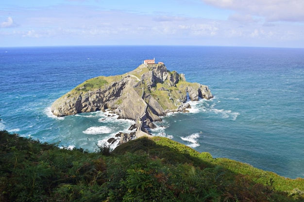 Vista del ponte per l'isola di San Juan de Gaztelugatxe da sopra il Golfo di Biscaglia in Spagna