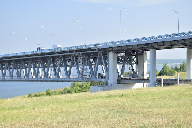 Vista del ponte presidenziale nella città di Ulyanovsk attraverso il fiume Volga