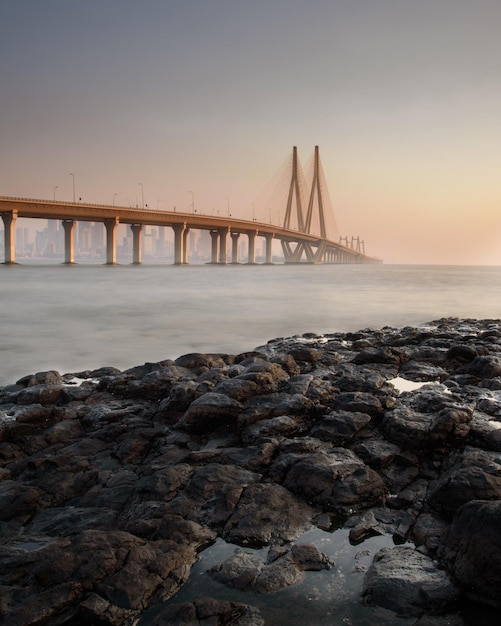 Vista del ponte sospeso sul mare